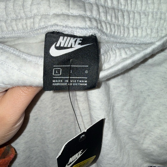 Nike Women’s White Sweatpants - Picture 3 of 3